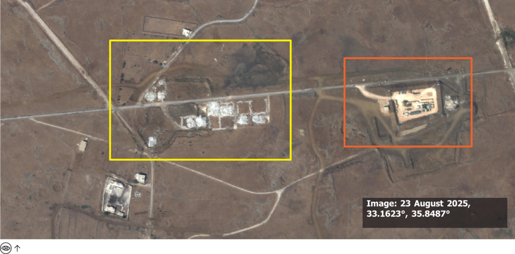 Satellitenbild von Al-Hamidiya vom 23. August 2025. Das gelbe Rechteck zeigt, dass die zuvor intakten Gebäude nun vollständig zerstört sind. Ein orangefarbenes Rechteck weiter östlich markiert eine neu errichtete militärische Basis mit Infrastruktur.