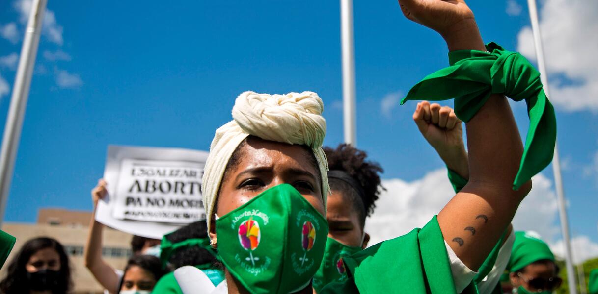 Eine in grün gekleidete Frau demonstriert, gemeinsam mit anderen, vor dem Nationalkongress in Santo Domingo am 6. Oktober 2020 für die Legalisierung von Abtreibungen.