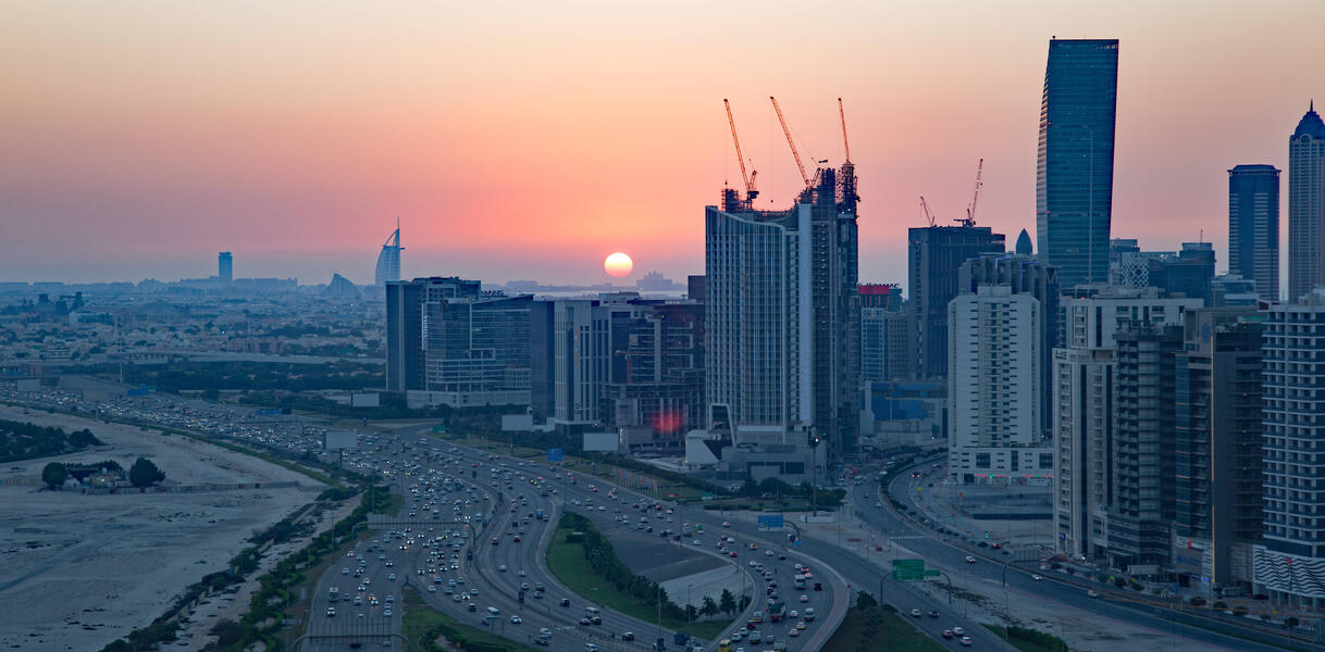Panaroma-Ansicht einer Stadt mit Sonnenaufgang/untergang