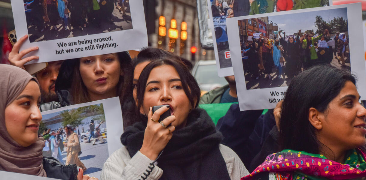 Das Bild zeigt eine Demonstration, mehrere Frauen halten Plakate in der Hand