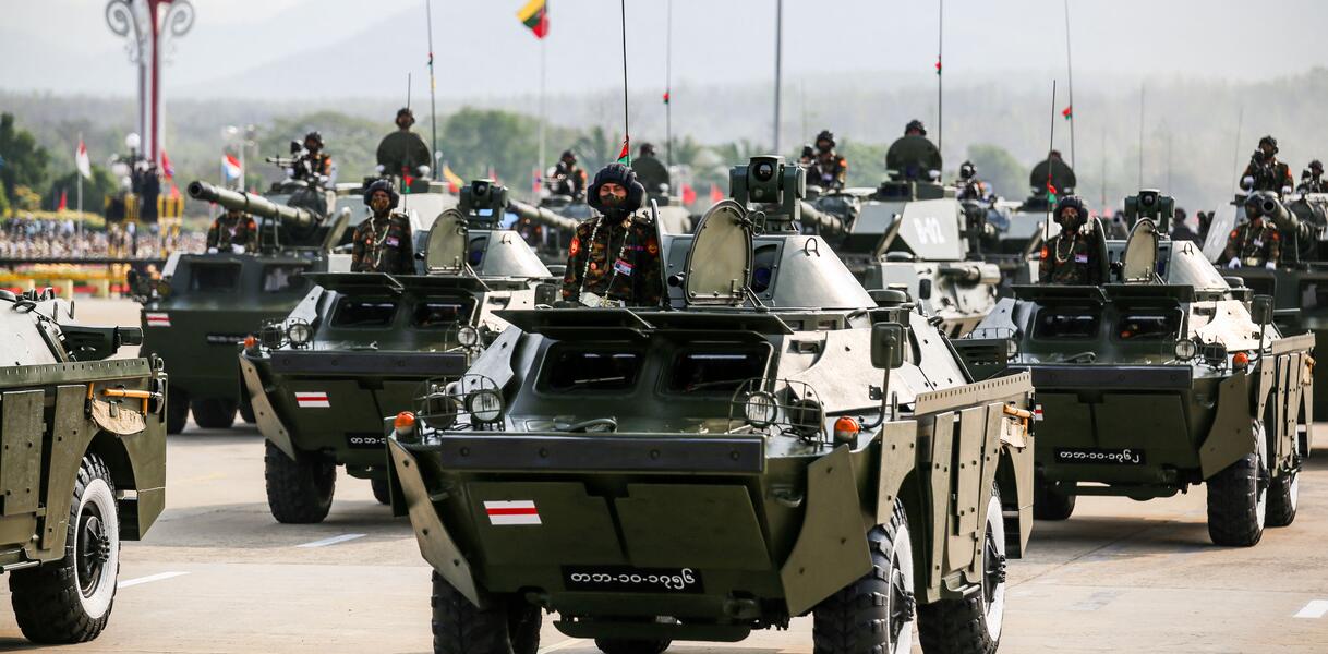 Das Bild zeigt mehrere Panzer bei einer Militärparade
