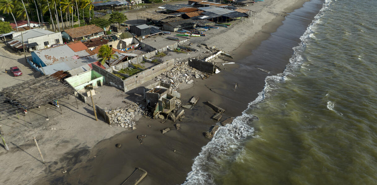 Ein Strand mit zerstörten Gebäuden