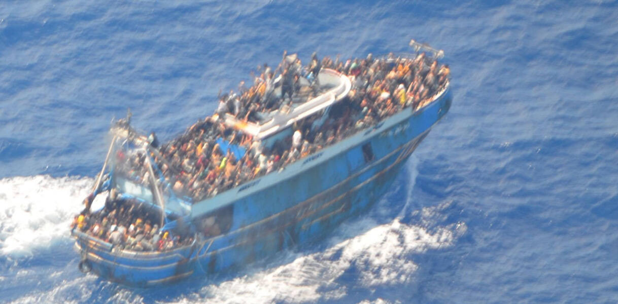 Das Bild zeigt ein überladenes Schiff mit hunderten Menschen aus der Vogelperspektive