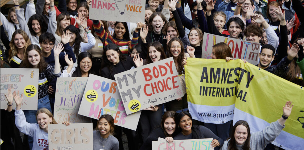 Schüler*innen zeigen ihre bei einem Workshop selbst gebastelten Transparente und Schilder, auf denen steht zum Beispiel "My body, my choice"