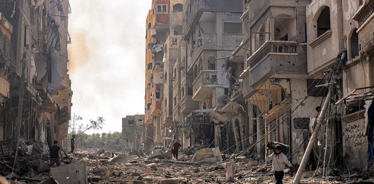 Das Bild zeigt eine Straße mit Gebäuden, die komplett zerstört sind.