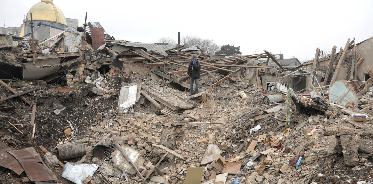 Ein Mann steht in der ukrainischen Stadt Odessa in den Trümmern eines Wohngebäudes, das durch einen russischen Raketenangriff komplett zerstört wurde (29. Dezember 2023).
