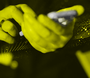 Bild-Collage in den Farben schwarz und gelb: Zwei Hände mit einem Smartphone, digitales Netz, 