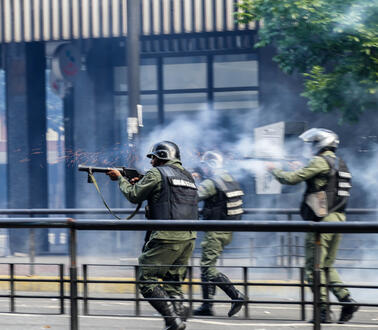 Drei Polizisten bewaffnet, schießen mit Trängengasgranaten 