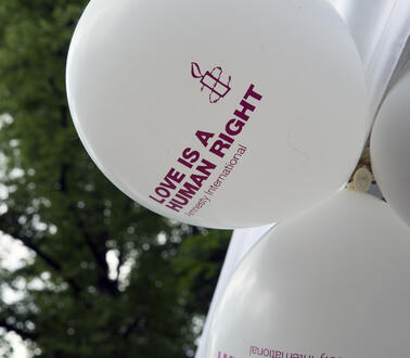 Weiße Luftballons mit der Aufschrift "Love is a Human Right"