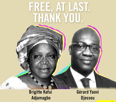 Auf beigem Hintergrund steht in weissen Buchstaben "Free, at last. Thank you." In der Bildmitte sind die schwarz-weiss-Fotos von Brigitte Kafui Adjamagbo und Gérard Yaovi Djossou. In der rechten unteren Bildecke steht das Amnesty-Logo.