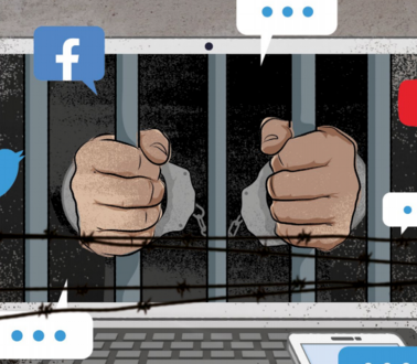 Das Bild zeigt eine Grafik: Ein Laptop auf dessen Bildschirm Hände hinter Gittern dargestellt sind, davor Social-Media-Icons