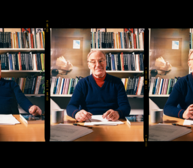 Drei Serien-Aufnahmen von einem älteren Herren hinter seinem Schreibtisch, der in die Kamera schaut und dann lacht