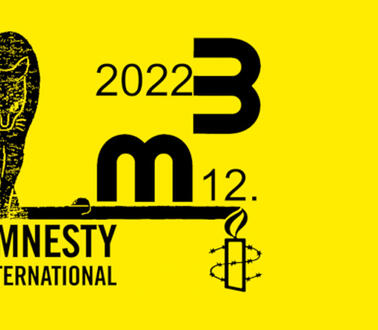 Das Bild zeigt eine Illustration: eine schwarze Katze auf gelben Hintergrund, dazu die Schrift m3, 2022, Amnesty