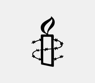 Amnesty-Logo: Kerze umschlossen von Stacheldraht.