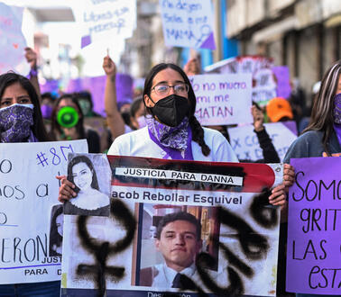 Das Bild zeigt mehrere Frauen, die Protestplakaten in der Hand halten