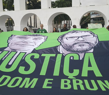 Menschen halten ein Transparent, auf dem in Brasiliainisch steht: „Gerechtigkeit für Dom und Bruno“.