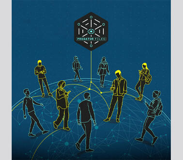 Das Bild zeigt eine Illustration, auf blauem Hintergrund ist eine Weltkugel dargestellt, darauf zu sehen sind Personen mit Smartphones. Darüber schwebt ein Logo mit der Aufschrift "Predator Files"