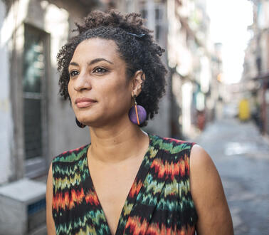 Die Afrobrasilianerin Marielle Franco, eine brasilianische Politikerin, in einer Gasse in Rio de Janeiro.