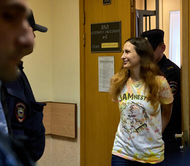 Die russische Aktivistin Aleksandra Skochilenko bei ihrer Anhörung vor einem Gericht in Sankt Petersburg (Archivbild)