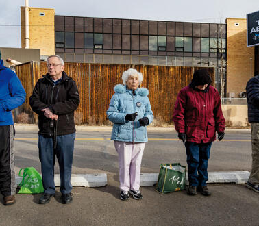 Gegnerinnen von Abtreibung stehen auf einer Straße in Colorado, USA, ältere Männer und Frauen, sie tragen Winterjacken, auf einem Schild steht "Pray to end abortion".