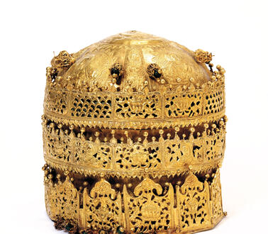 Eine prachtvolle Krone aus Gold, sehr fein gearbeitet aus Schmiedearbeiten mit vielen Details.