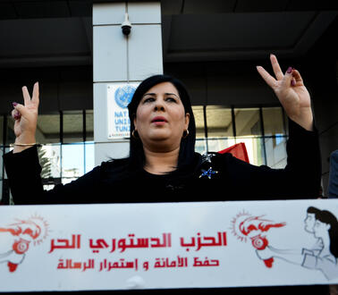 Das Bild zeigt das Porträtbild einer Frau, sie zeigt das Victory-Zeichen mit beiden Händen