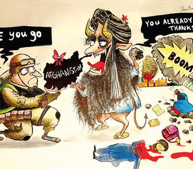 Eine Zeichnung im Cartoon-Stil, das einen amerikanischen Nato-Soldaten zeigt, der einem Taliban mit Teufelshörnern und -schwanz ein als Geschenk verpacktes Mini-Afghanistan übergibt, hinter dem Taliban Explosionen und getötete Menschen in Blutlachen am Boden.