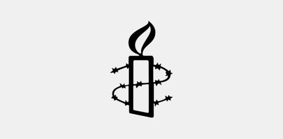 Amnesty-Logo: Kerze umschlossen von Stacheldraht