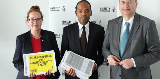 Amnesty-Generalsekretär Markus N. Beeko und Amnesty-Mitglied Regina Spöttl bei der Übergabe einer Petition gegen Menschenrechtsverletzungen in Katar an DFB-Präsident Reinhard Grindel