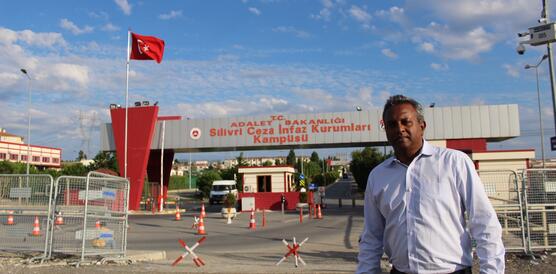Salil Shetty vor dem Silivri-Gefängnis nahe Istanbul