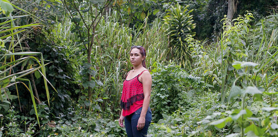 Emily León steht in La Ensenada, wo früher ihr Haus war, auf Trümmern, über die inzwischen der Dschungel gewachsen ist.