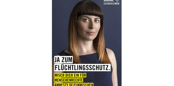 Eine junge Frau mit braunen langen Haaren blickt entschlossen in die Kamera unterhalb ihres Gesichts kann man den Slogan Lesen:"Ja zum Flüchtlingsschutz."