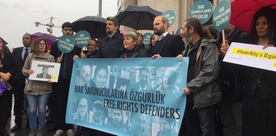 Menschen vor Gerichtsgebäude