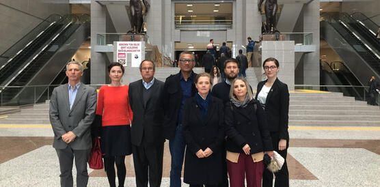 Menschen in Gerichtsgebäude