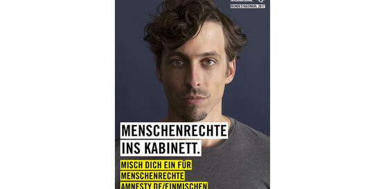 Ein junger Mann blickt entschlossen in die Kamera unterhalb seines Gesichts kann man den Slogan Lesen:"Menschenrechte ins Kabinett."