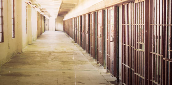 Fotografie eines Bildes, das die Zellen im Angola-Staatsgefängnis von Louisiana darstellt