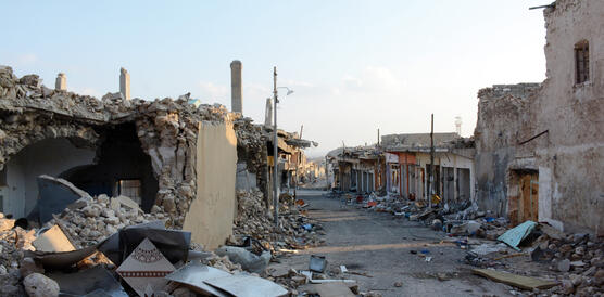 Eine Straße mit zerstörten Gebäuden in Sindschar, Irak, 2017