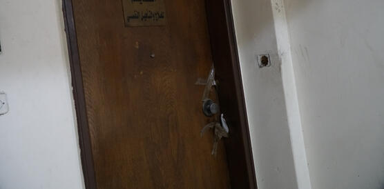 Eine Tür ist abgesperrt mit braunem Klebeband, das zwischen Türrahmen und Tür klebt