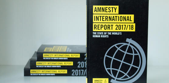 Vier schwarze Bücher mit dem Titel Amnesty International Report 2017/18