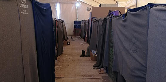 Gang in einem Zelt, in dem Flüchtlinge untergebracht sind