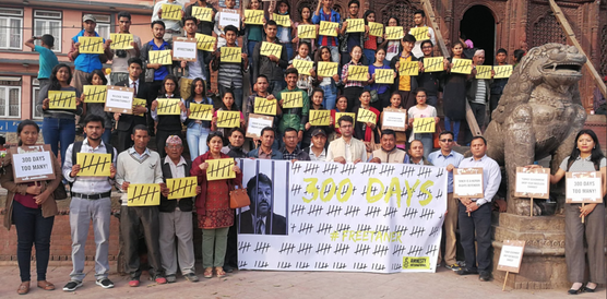 Menschen protestieren mit Schildern in der Hand