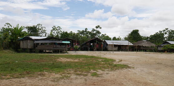 Häuser einer afrokolumbianischen Siedlung in Chocó, Kolumbien