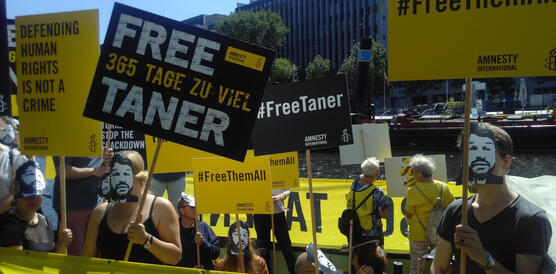 Menschen mit Schilder protestieren auf einen Boot