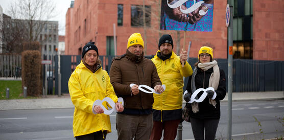Vier Menschen mit einem Schild