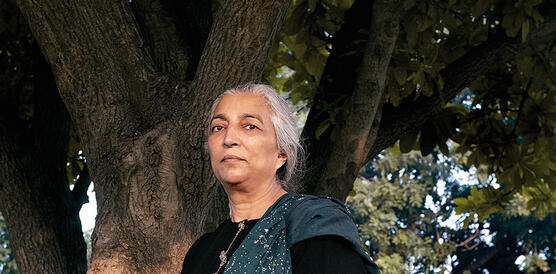 Porträtfoto einer Frau vor einem Baum