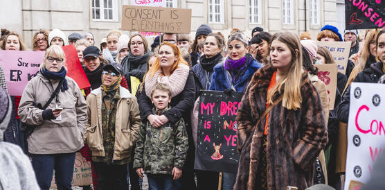 Viele Menschen, vor allem Frauen demonstrieren mit bunten Schildern und Bannern unter anderem mit der Aufschrift "consent is everything"