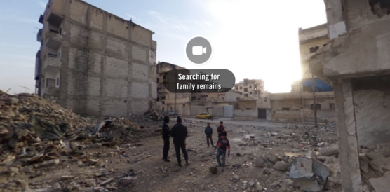 Der Ausschnitt aus dem 360-Grad-Video zeigt fünf Jungen, die in Trümmern mit einem Ball spielen. Sie suchen nach Familienangehörigen. 