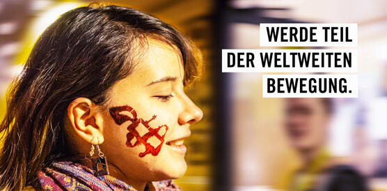 Eine junge Frau im Profil auf deren Wange die Amnesty-Kerze geschminkt ist. Schriftzug "Werde Teil der weltweiten Bewegung."