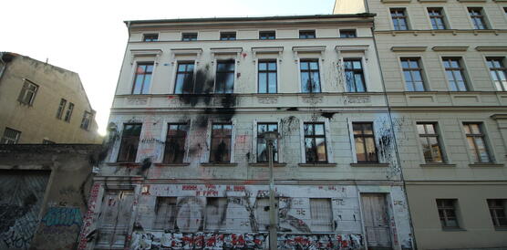 Haus verschmutzt mit Graffiti 