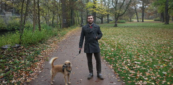 Porträtbild, Mann mit Hund in Park